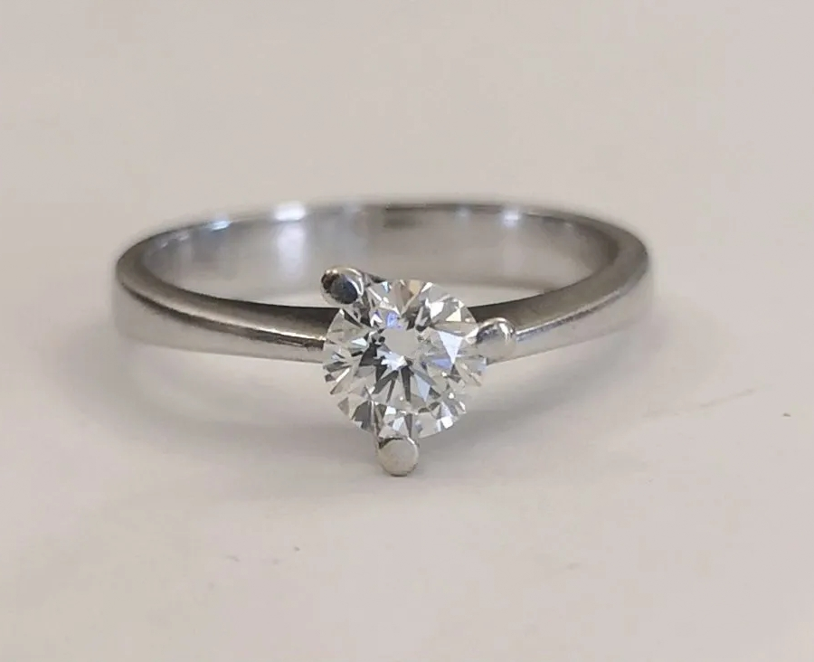 Золотое кольцо с бриллиантом 0,6 ct-12